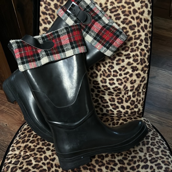 women’s size 9 black rain boots with plaid fleece rim - Picture 3 of 3